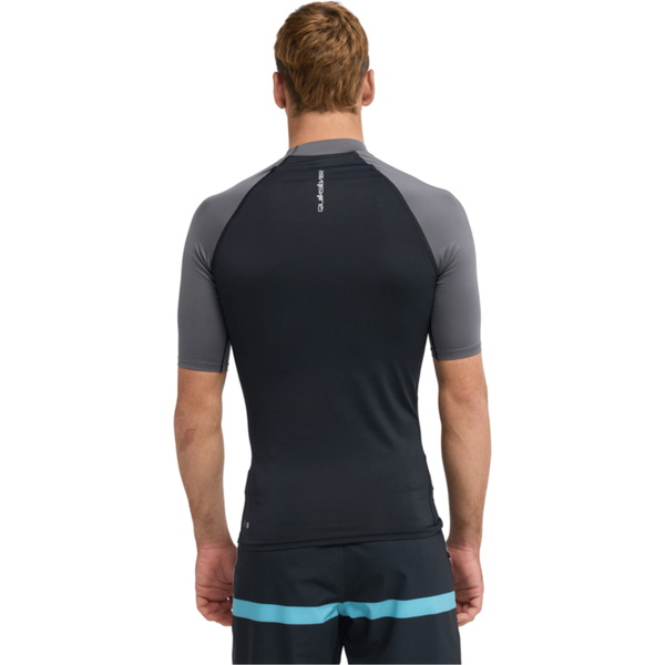 2026 Quiksilver M&auml;nner Everyday UPF50 Kurzarm-Lycra-Weste AQYWR03130 - Black / Iron Gate